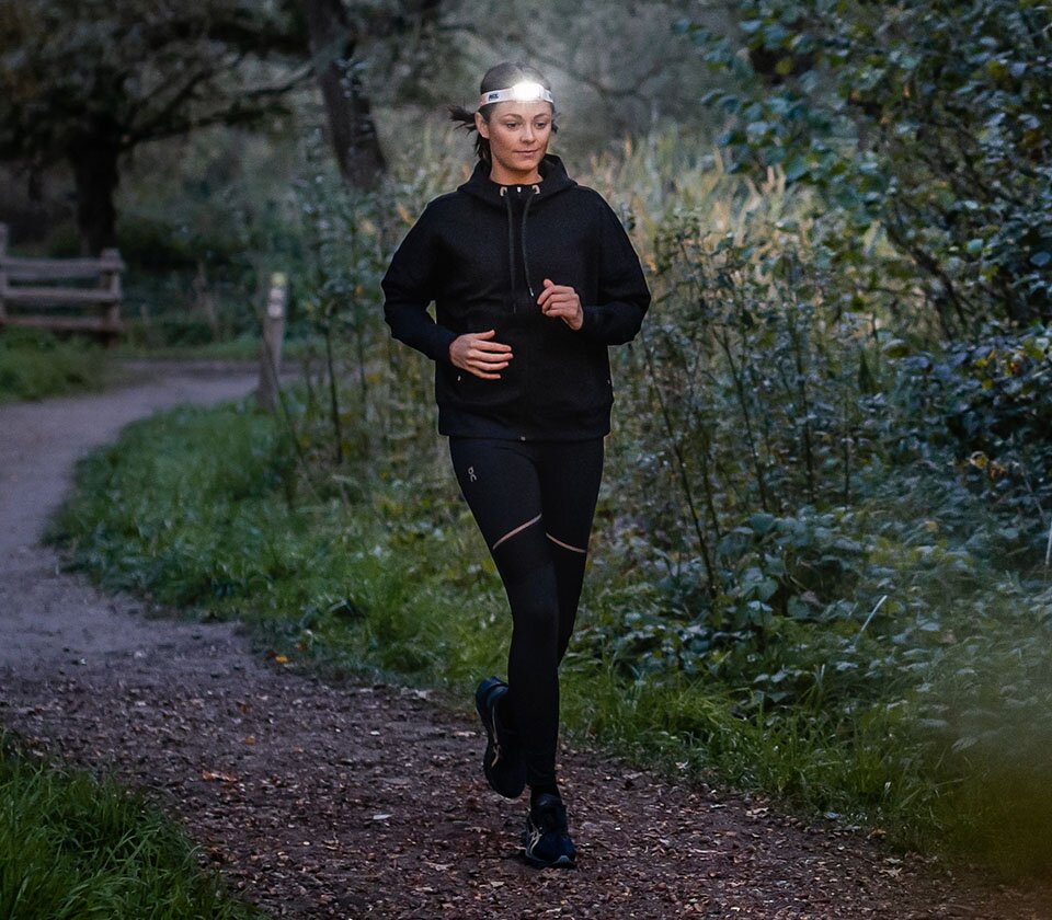 Axelle Degrave draagt de Petzl Actik Core-hoofdlamp